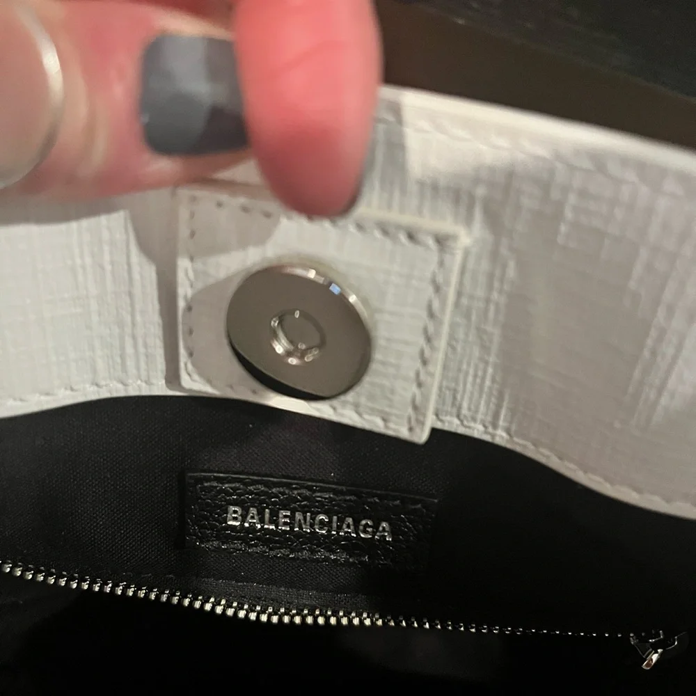Balenciaga white shopping style hand bag! Gently preowned! - Picture 6 of 10